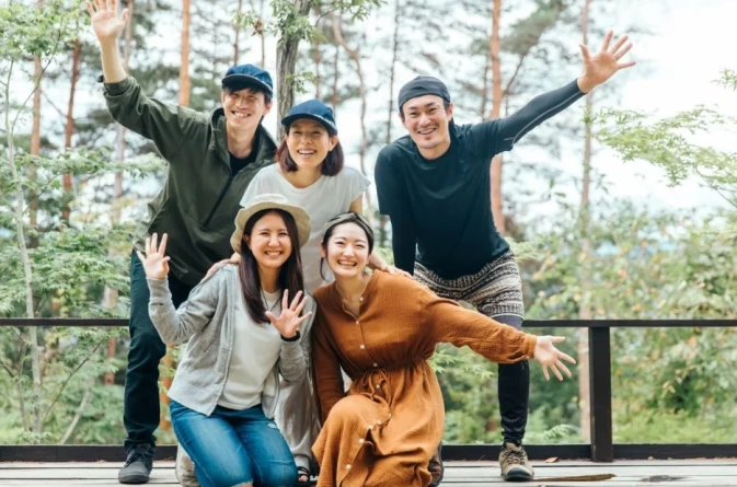 group-of-friends-happy-traveling